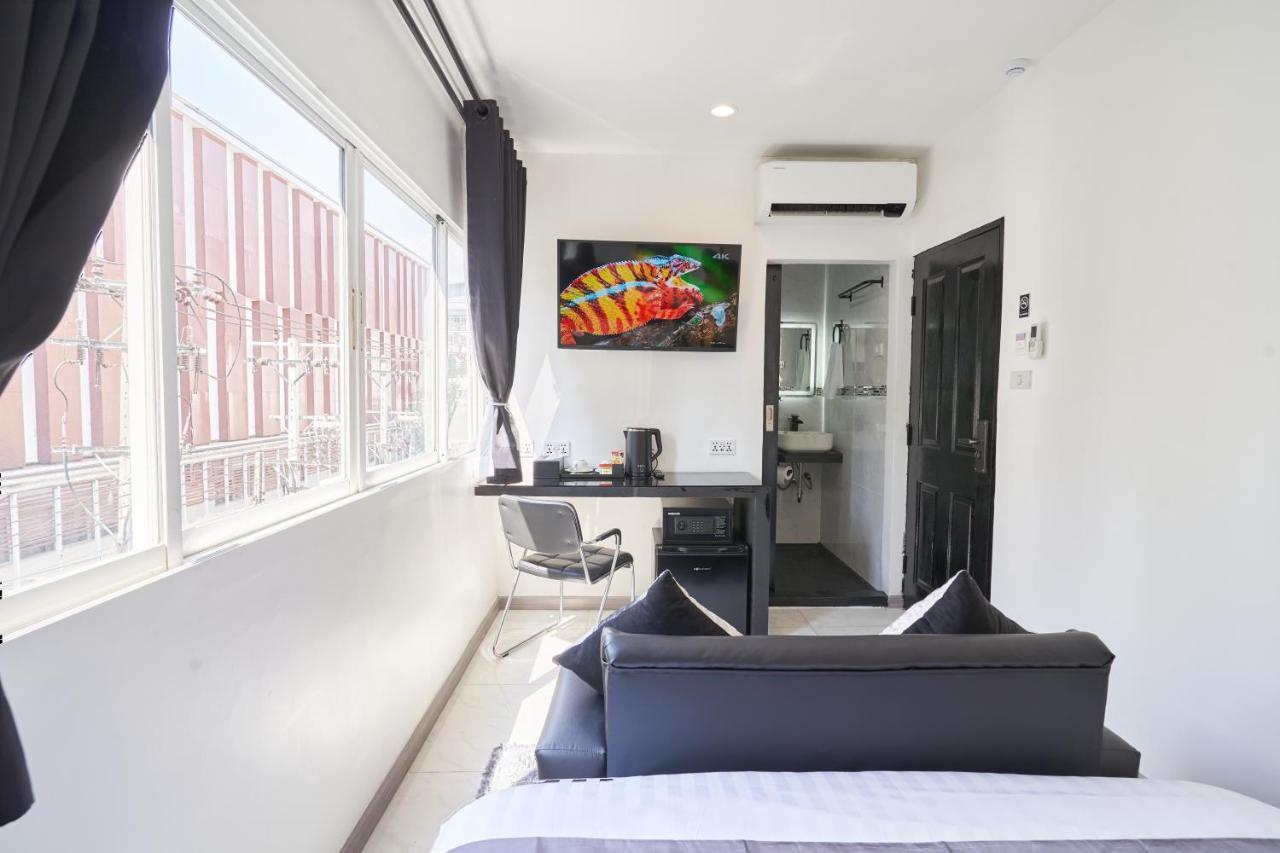 Thonglor Suites Hotel Bangkok Exterior photo