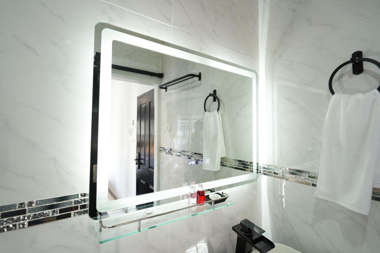 Thonglor Suites Hotel Bangkok Exterior photo