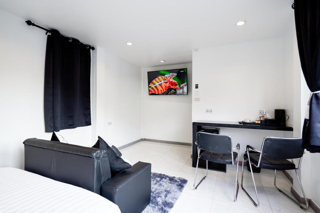 Thonglor Suites Hotel Bangkok Exterior photo